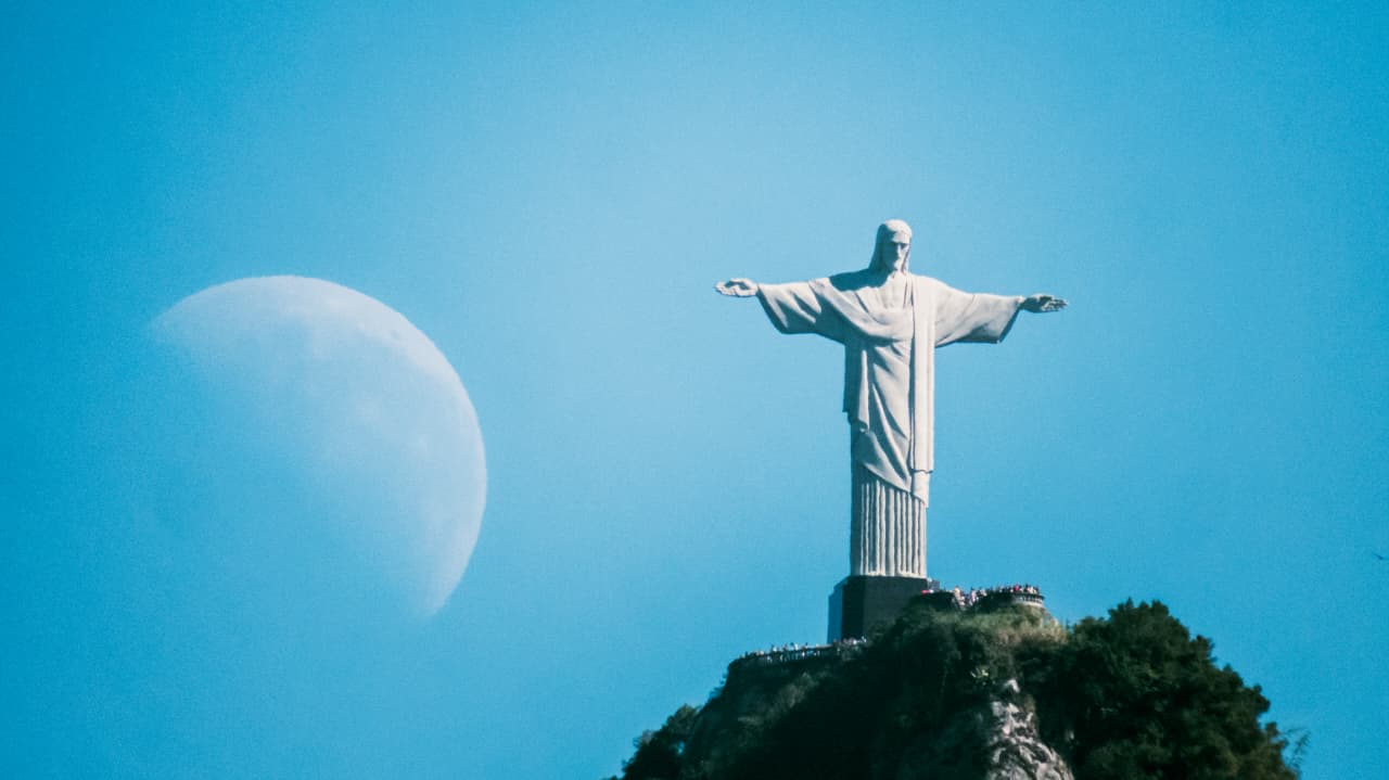 Lua ao lado do Cristo Redentor, vista a partir do CBPF
