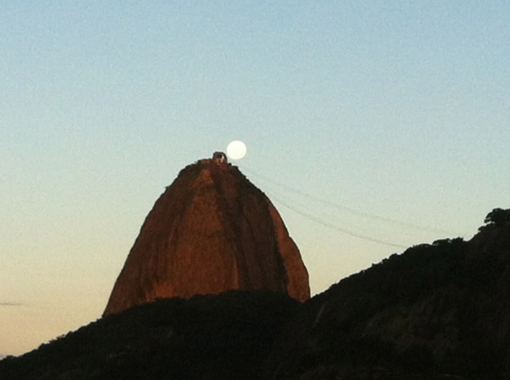 Lua surgindo junto ao Pão de Açúcar, na Urca